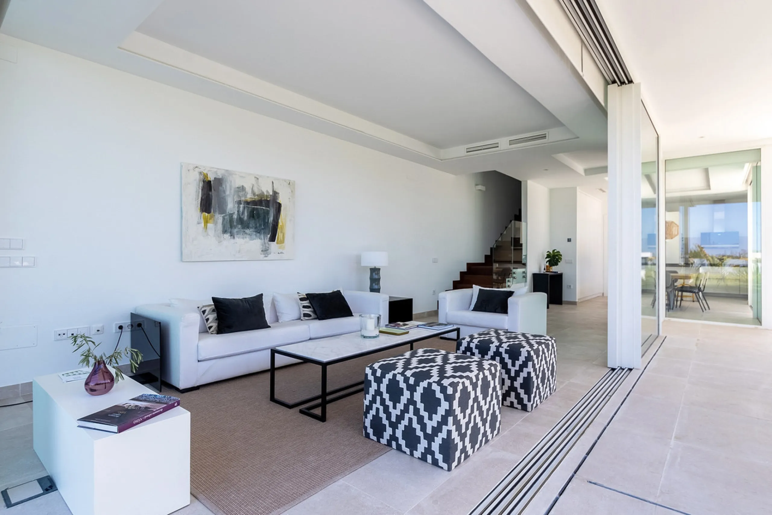 Discover luxury and exclusivity in stunning villa located in the prestigious Paseo de Los Jazmines, corner with Rosonva de Valdeolletas street, on the wonderful Costa del Sol. These eight architectural jewels offer unmatched views of the sea and the Monte