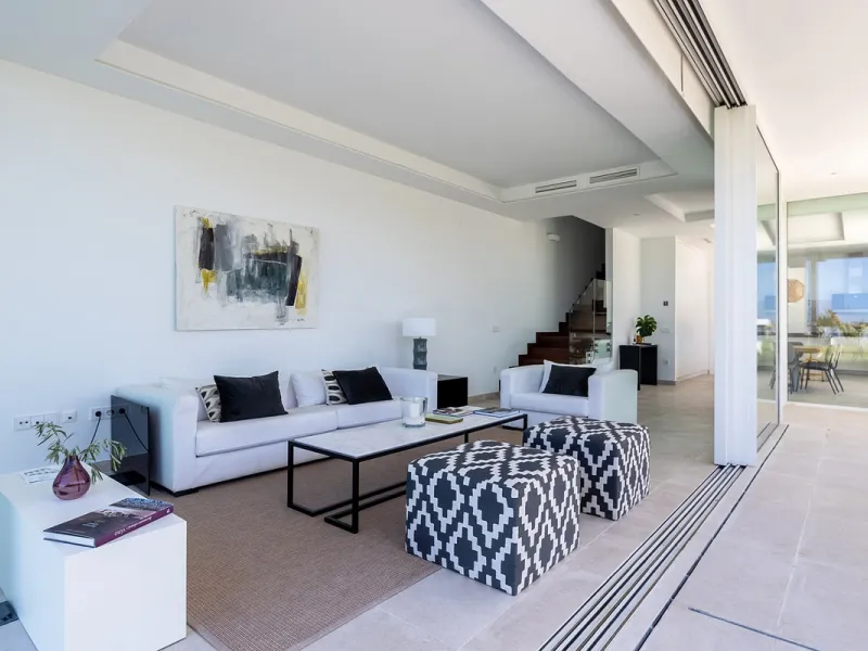 Discover luxury and exclusivity in stunning villa located in the prestigious Paseo de Los Jazmines, corner with Rosonva de Valdeolletas street, on the wonderful Costa del Sol. These eight architectural jewels offer unmatched views of the sea and the Monte