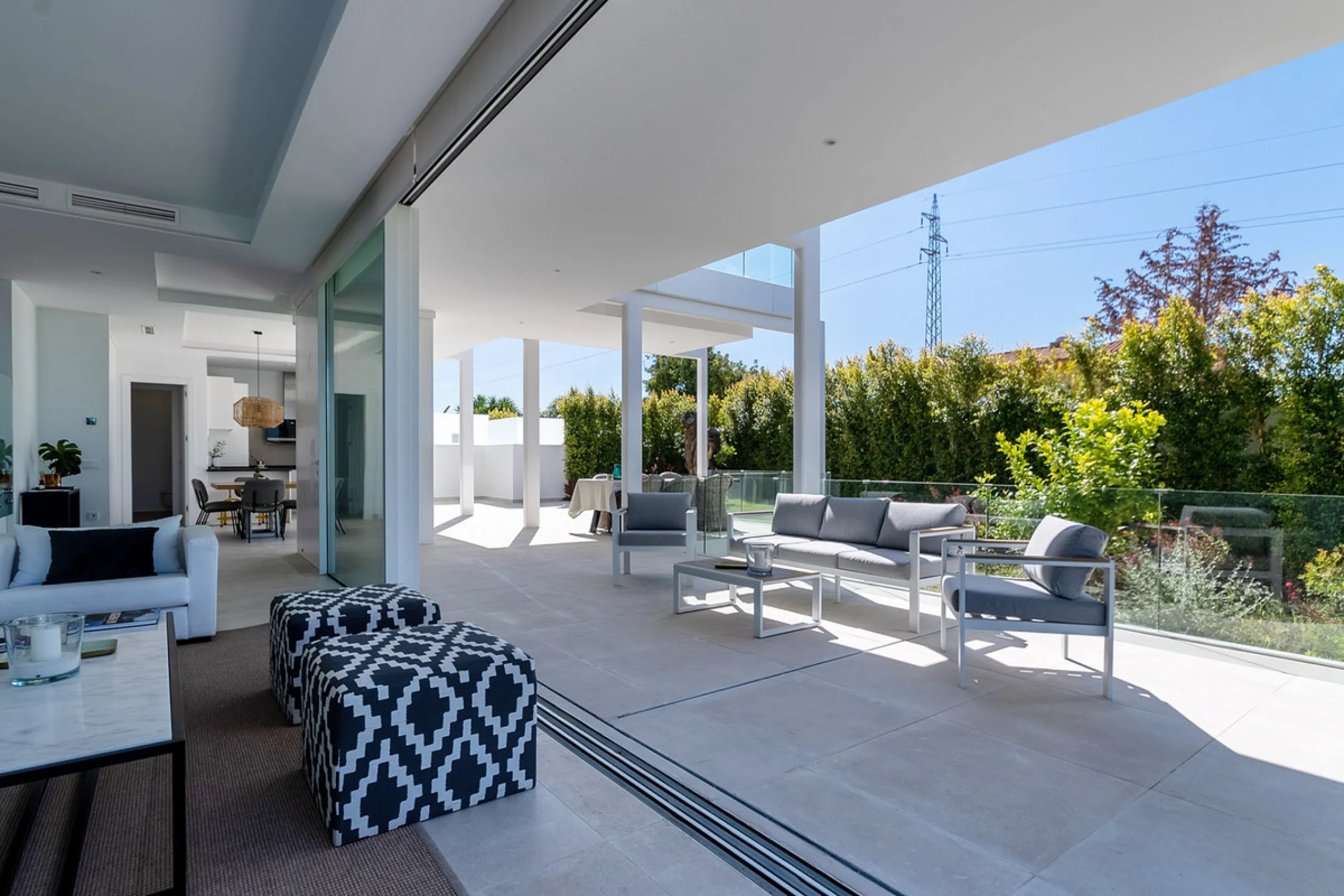 Discover luxury and exclusivity in stunning villa located in the prestigious Paseo de Los Jazmines, corner with Rosonva de Valdeolletas street, on the wonderful Costa del Sol. These eight architectural jewels offer unmatched views of the sea and the Monte
