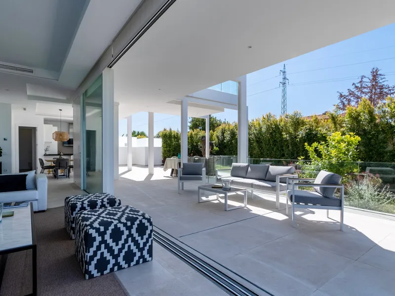 Discover luxury and exclusivity in stunning villa located in the prestigious Paseo de Los Jazmines, corner with Rosonva de Valdeolletas street, on the wonderful Costa del Sol. These eight architectural jewels offer unmatched views of the sea and the Monte