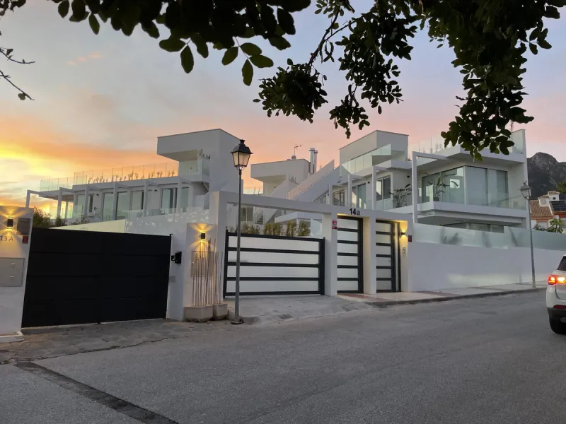 Discover luxury and exclusivity in stunning villa located in the prestigious Paseo de Los Jazmines, corner with Rosonva de Valdeolletas street, on the wonderful Costa del Sol. These eight architectural jewels offer unmatched views of the sea and the Monte