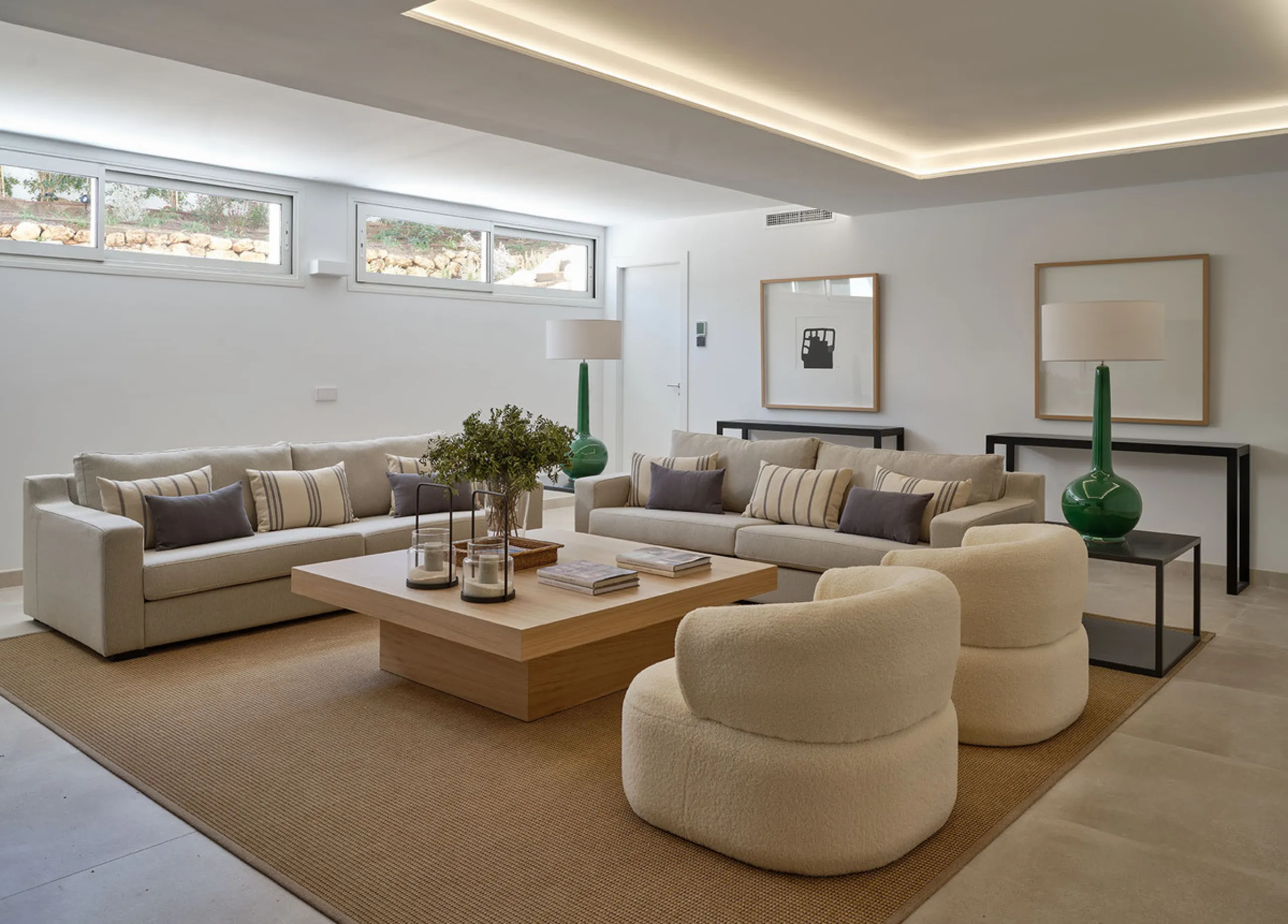 Discover luxury and exclusivity in stunning villa located in the prestigious Paseo de Los Jazmines, corner with Rosonva de Valdeolletas street, on the wonderful Costa del Sol. These eight architectural jewels offer unmatched views of the sea and the Monte