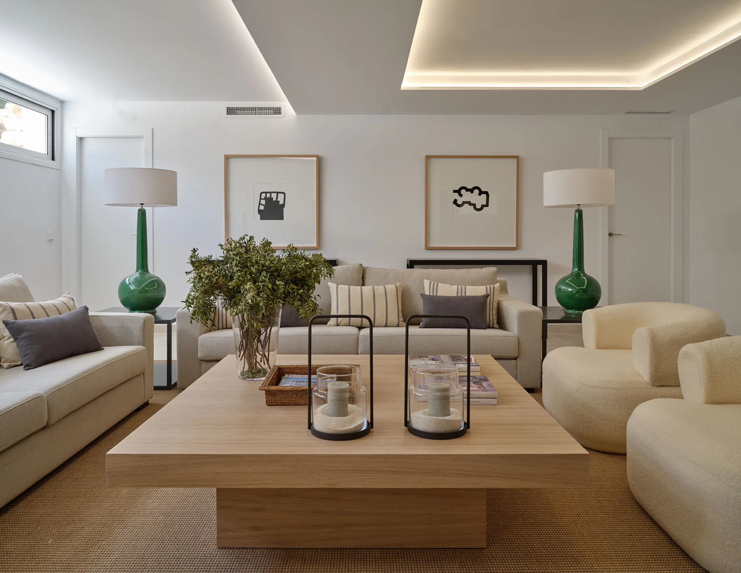 Discover luxury and exclusivity in stunning villa located in the prestigious Paseo de Los Jazmines, corner with Rosonva de Valdeolletas street, on the wonderful Costa del Sol. These eight architectural jewels offer unmatched views of the sea and the Monte