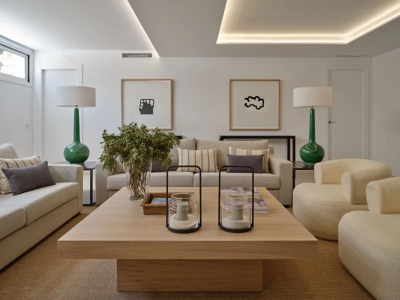 Discover luxury and exclusivity in stunning villa located in the prestigious Paseo de Los Jazmines, corner with Rosonva de Valdeolletas street, on the wonderful Costa del Sol. These eight architectural jewels offer unmatched views of the sea and the Monte