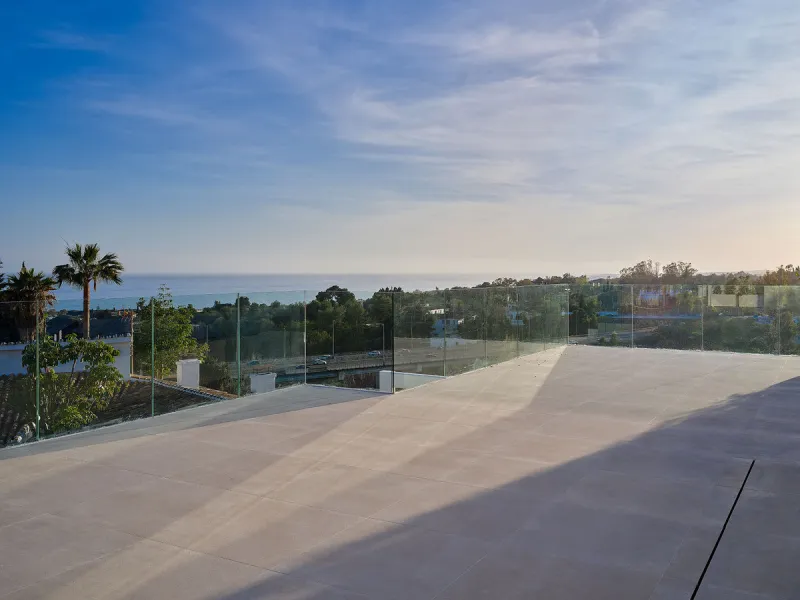 Discover luxury and exclusivity in stunning villa located in the prestigious Paseo de Los Jazmines, corner with Rosonva de Valdeolletas street, on the wonderful Costa del Sol. These eight architectural jewels offer unmatched views of the sea and the Monte