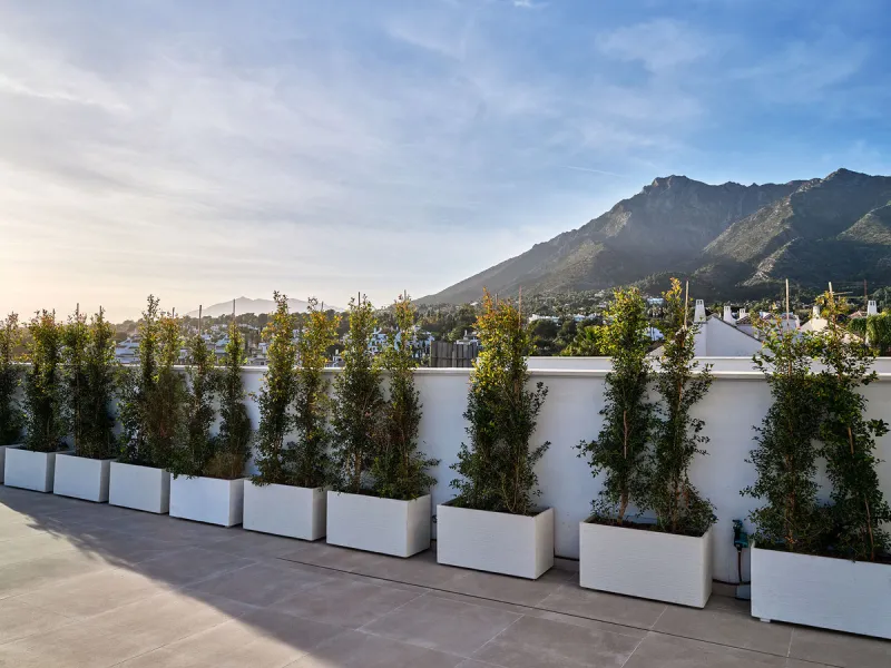 Discover luxury and exclusivity in stunning villa located in the prestigious Paseo de Los Jazmines, corner with Rosonva de Valdeolletas street, on the wonderful Costa del Sol. These eight architectural jewels offer unmatched views of the sea and the Monte