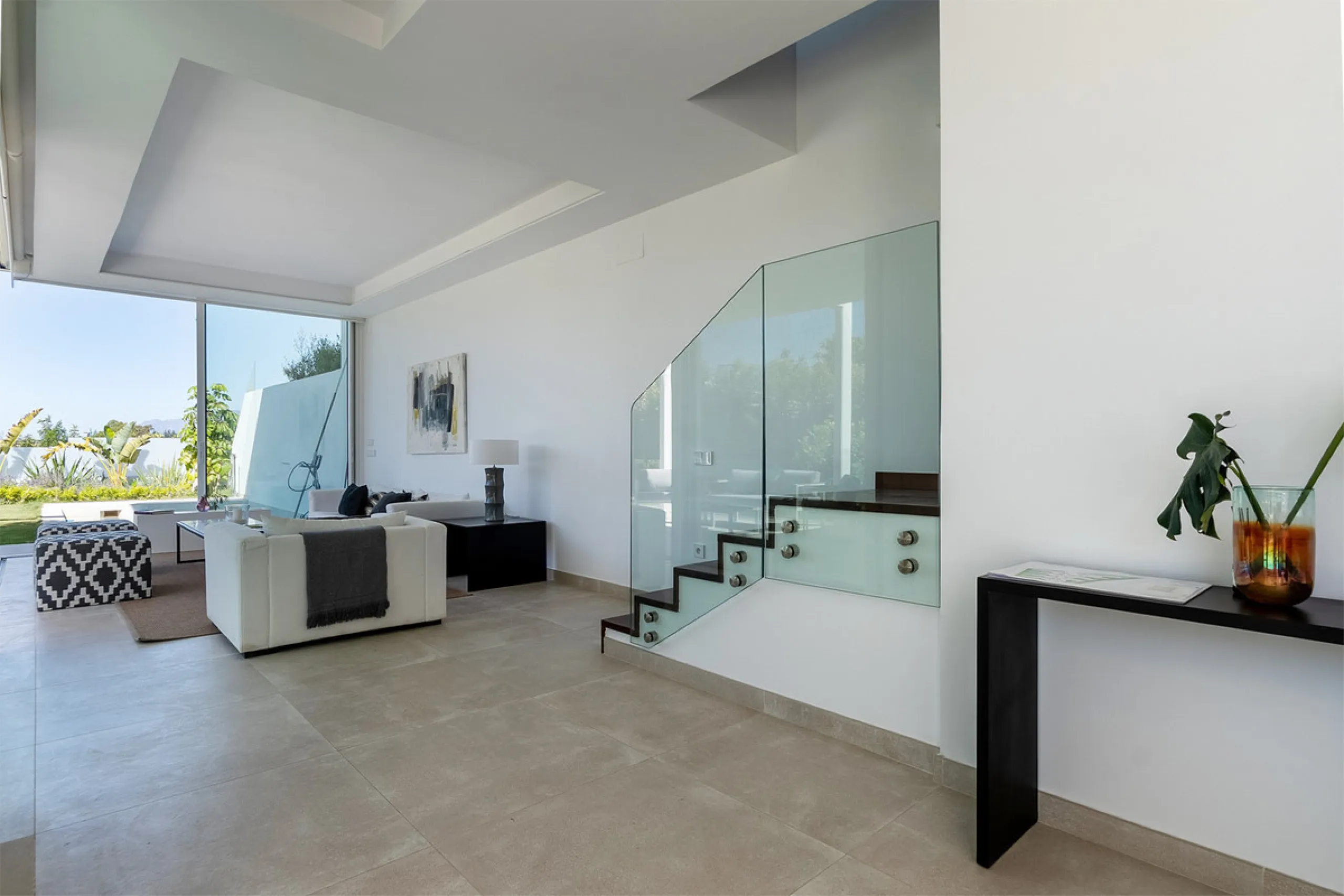 Discover luxury and exclusivity in stunning villa located in the prestigious Paseo de Los Jazmines, corner with Rosonva de Valdeolletas street, on the wonderful Costa del Sol. These eight architectural jewels offer unmatched views of the sea and the Monte