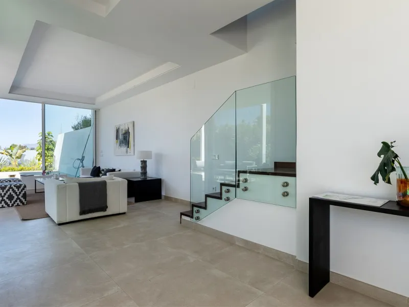 Discover luxury and exclusivity in stunning villa located in the prestigious Paseo de Los Jazmines, corner with Rosonva de Valdeolletas street, on the wonderful Costa del Sol. These eight architectural jewels offer unmatched views of the sea and the Monte