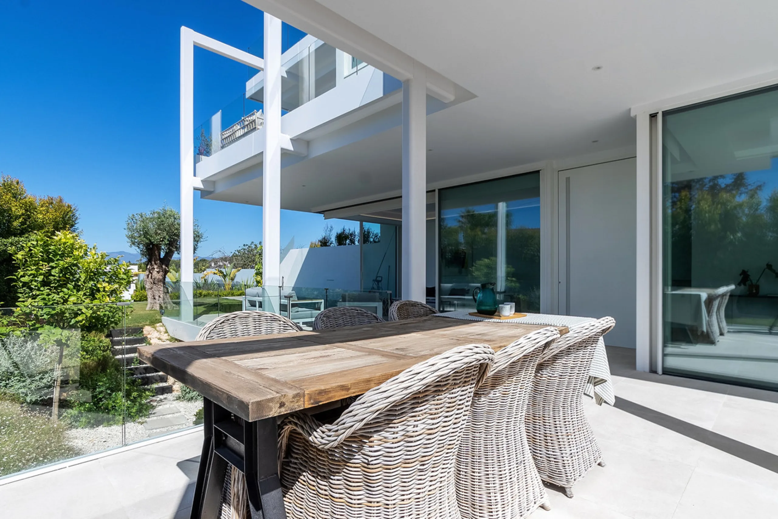 Discover luxury and exclusivity in stunning villa located in the prestigious Paseo de Los Jazmines, corner with Rosonva de Valdeolletas street, on the wonderful Costa del Sol. These eight architectural jewels offer unmatched views of the sea and the Monte