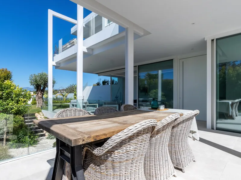 Discover luxury and exclusivity in stunning villa located in the prestigious Paseo de Los Jazmines, corner with Rosonva de Valdeolletas street, on the wonderful Costa del Sol. These eight architectural jewels offer unmatched views of the sea and the Monte