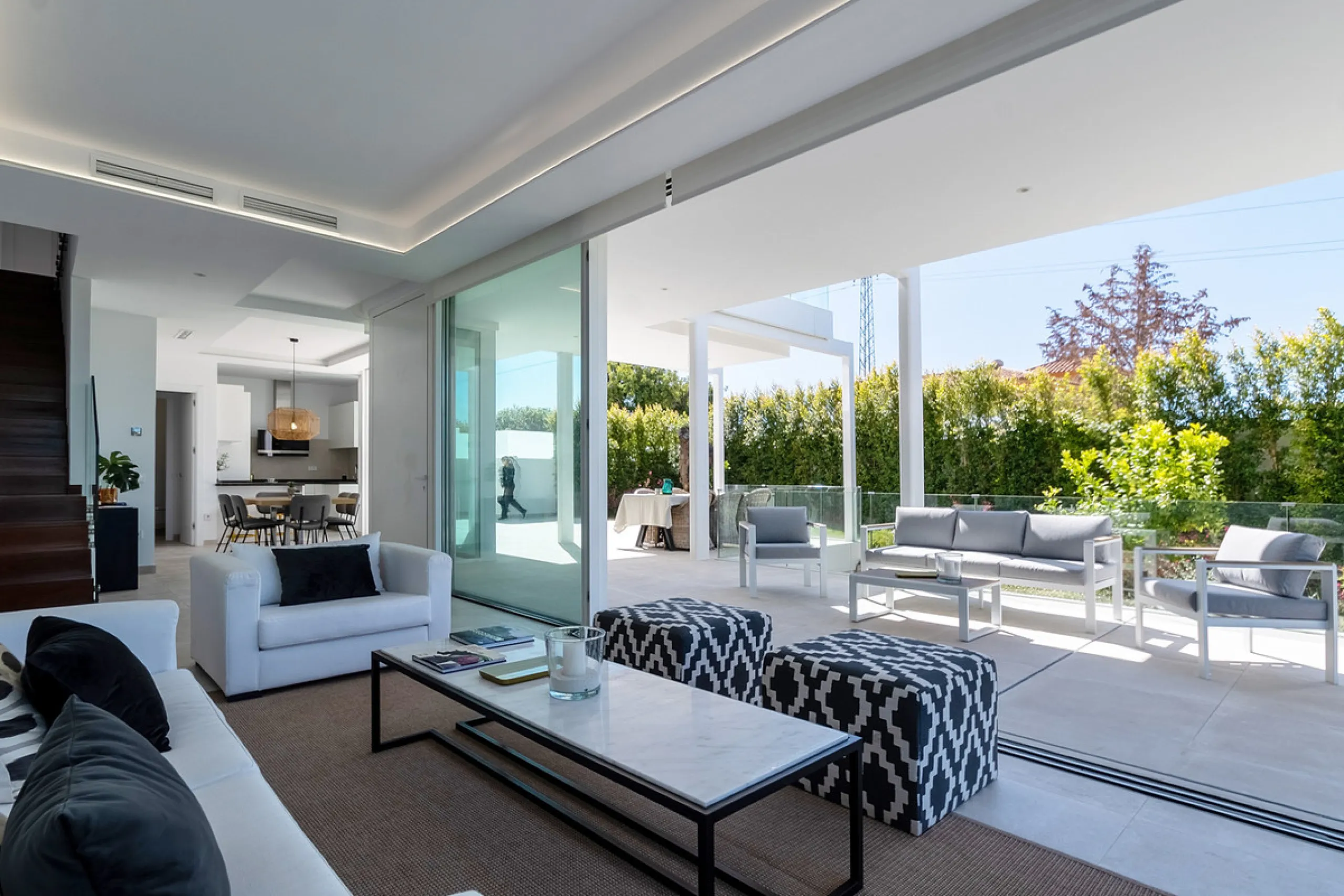 Discover luxury and exclusivity in stunning villa located in the prestigious Paseo de Los Jazmines, corner with Rosonva de Valdeolletas street, on the wonderful Costa del Sol. These eight architectural jewels offer unmatched views of the sea and the Monte