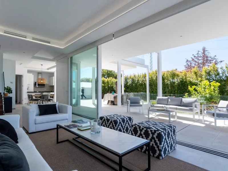 Discover luxury and exclusivity in stunning villa located in the prestigious Paseo de Los Jazmines, corner with Rosonva de Valdeolletas street, on the wonderful Costa del Sol. These eight architectural jewels offer unmatched views of the sea and the Monte