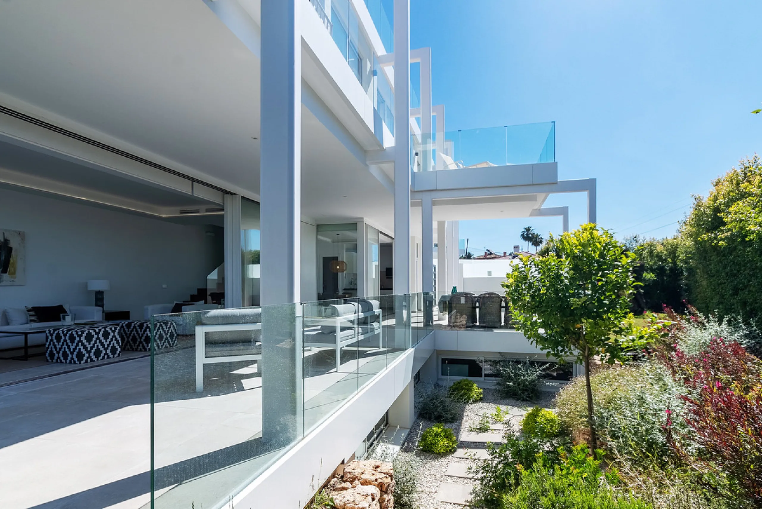 Discover luxury and exclusivity in stunning villa located in the prestigious Paseo de Los Jazmines, corner with Rosonva de Valdeolletas street, on the wonderful Costa del Sol. These eight architectural jewels offer unmatched views of the sea and the Monte