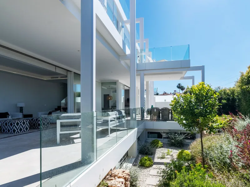 Discover luxury and exclusivity in stunning villa located in the prestigious Paseo de Los Jazmines, corner with Rosonva de Valdeolletas street, on the wonderful Costa del Sol. These eight architectural jewels offer unmatched views of the sea and the Monte