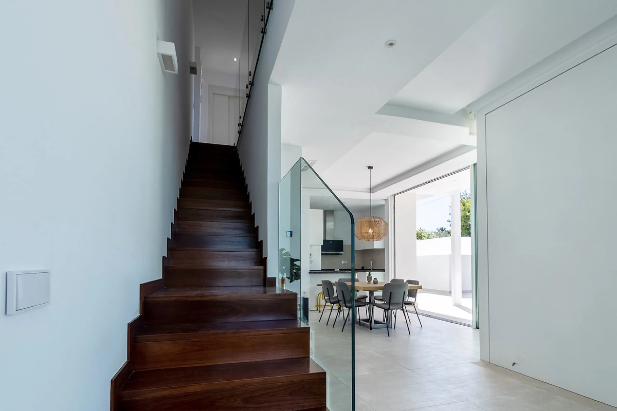 Discover luxury and exclusivity in stunning villa located in the prestigious Paseo de Los Jazmines, corner with Rosonva de Valdeolletas street, on the wonderful Costa del Sol. These eight architectural jewels offer unmatched views of the sea and the Monte