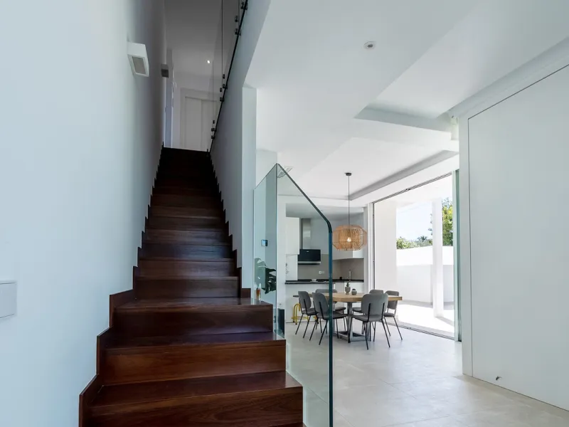 Discover luxury and exclusivity in stunning villa located in the prestigious Paseo de Los Jazmines, corner with Rosonva de Valdeolletas street, on the wonderful Costa del Sol. These eight architectural jewels offer unmatched views of the sea and the Monte