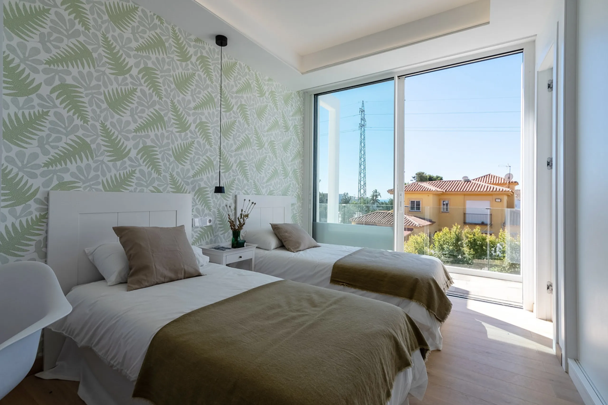 Discover luxury and exclusivity in stunning villa located in the prestigious Paseo de Los Jazmines, corner with Rosonva de Valdeolletas street, on the wonderful Costa del Sol. These eight architectural jewels offer unmatched views of the sea and the Monte