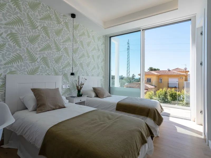 Discover luxury and exclusivity in stunning villa located in the prestigious Paseo de Los Jazmines, corner with Rosonva de Valdeolletas street, on the wonderful Costa del Sol. These eight architectural jewels offer unmatched views of the sea and the Monte