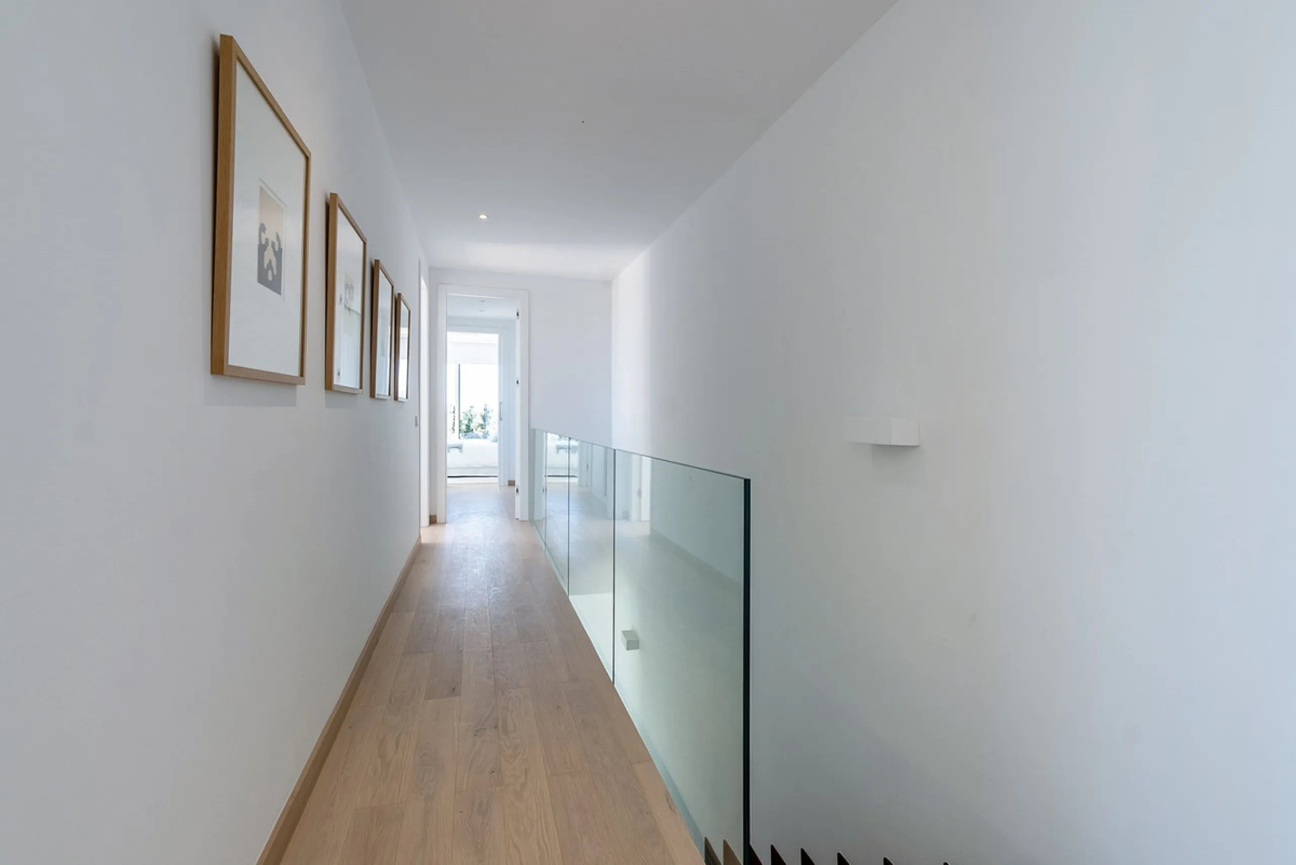 Discover luxury and exclusivity in stunning villa located in the prestigious Paseo de Los Jazmines, corner with Rosonva de Valdeolletas street, on the wonderful Costa del Sol. These eight architectural jewels offer unmatched views of the sea and the Monte