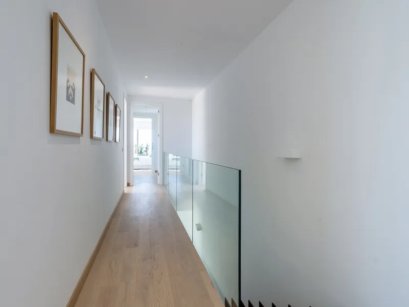 Discover luxury and exclusivity in stunning villa located in the prestigious Paseo de Los Jazmines, corner with Rosonva de Valdeolletas street, on the wonderful Costa del Sol. These eight architectural jewels offer unmatched views of the sea and the Monte