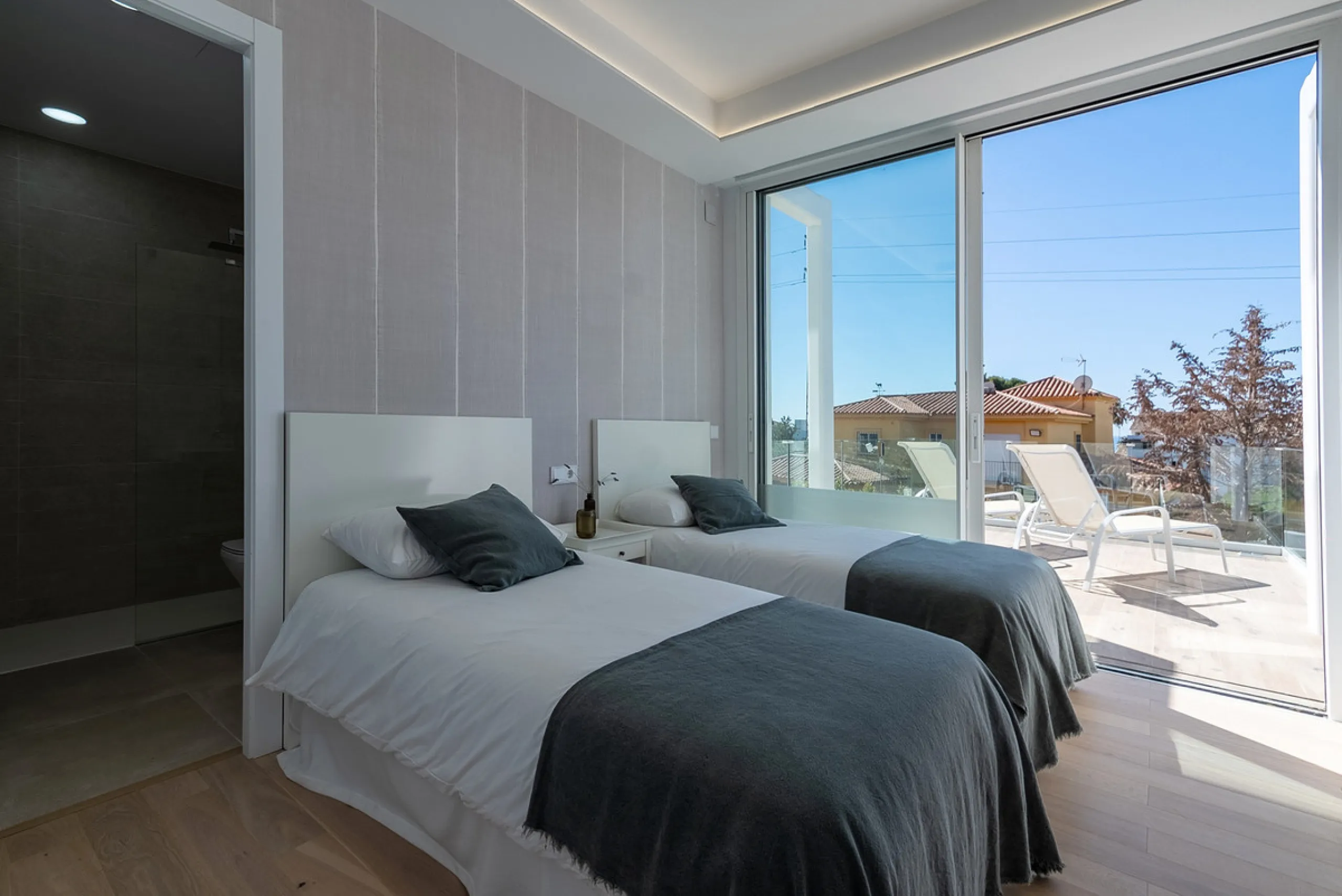 Discover luxury and exclusivity in stunning villa located in the prestigious Paseo de Los Jazmines, corner with Rosonva de Valdeolletas street, on the wonderful Costa del Sol. These eight architectural jewels offer unmatched views of the sea and the Monte