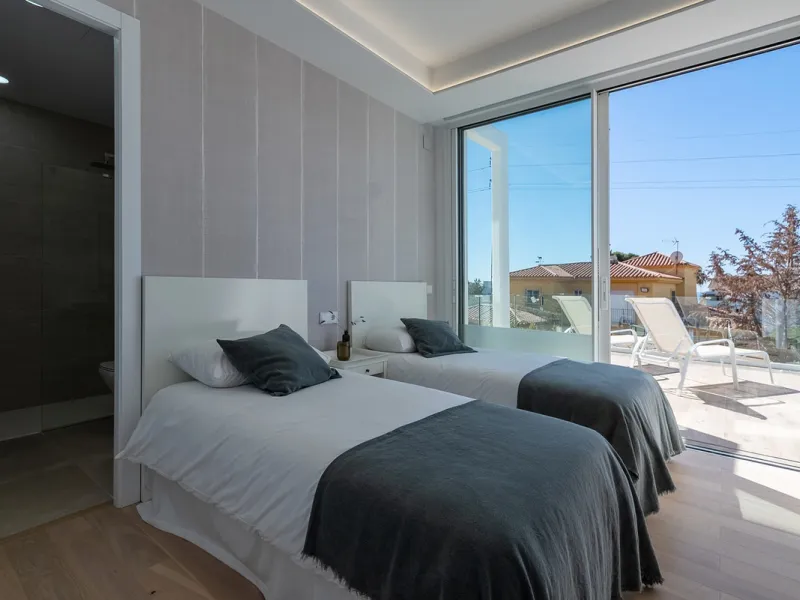 Discover luxury and exclusivity in stunning villa located in the prestigious Paseo de Los Jazmines, corner with Rosonva de Valdeolletas street, on the wonderful Costa del Sol. These eight architectural jewels offer unmatched views of the sea and the Monte