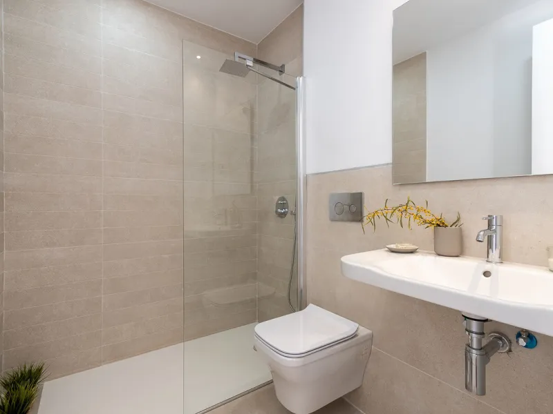 Discover luxury and exclusivity in stunning villa located in the prestigious Paseo de Los Jazmines, corner with Rosonva de Valdeolletas street, on the wonderful Costa del Sol. These eight architectural jewels offer unmatched views of the sea and the Monte