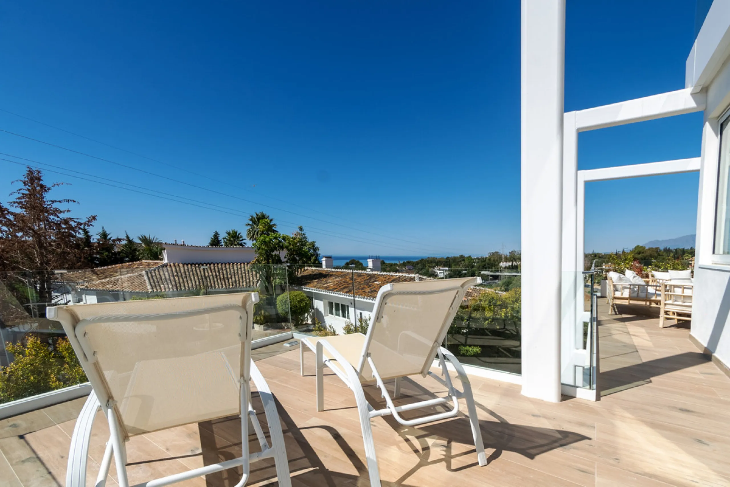 Discover luxury and exclusivity in stunning villa located in the prestigious Paseo de Los Jazmines, corner with Rosonva de Valdeolletas street, on the wonderful Costa del Sol. These eight architectural jewels offer unmatched views of the sea and the Monte
