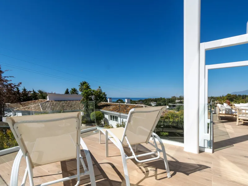 Discover luxury and exclusivity in stunning villa located in the prestigious Paseo de Los Jazmines, corner with Rosonva de Valdeolletas street, on the wonderful Costa del Sol. These eight architectural jewels offer unmatched views of the sea and the Monte