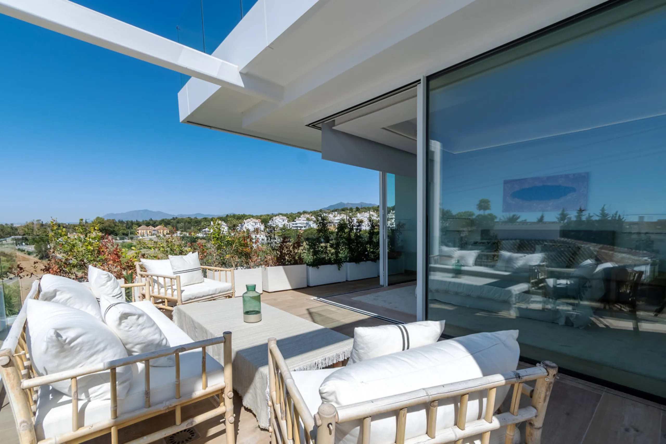 Discover luxury and exclusivity in stunning villa located in the prestigious Paseo de Los Jazmines, corner with Rosonva de Valdeolletas street, on the wonderful Costa del Sol. These eight architectural jewels offer unmatched views of the sea and the Monte