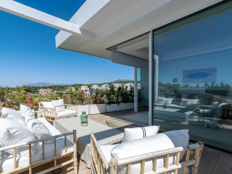 Discover luxury and exclusivity in stunning villa located in the prestigious Paseo de Los Jazmines, corner with Rosonva de Valdeolletas street, on the wonderful Costa del Sol. These eight architectural jewels offer unmatched views of the sea and the Monte