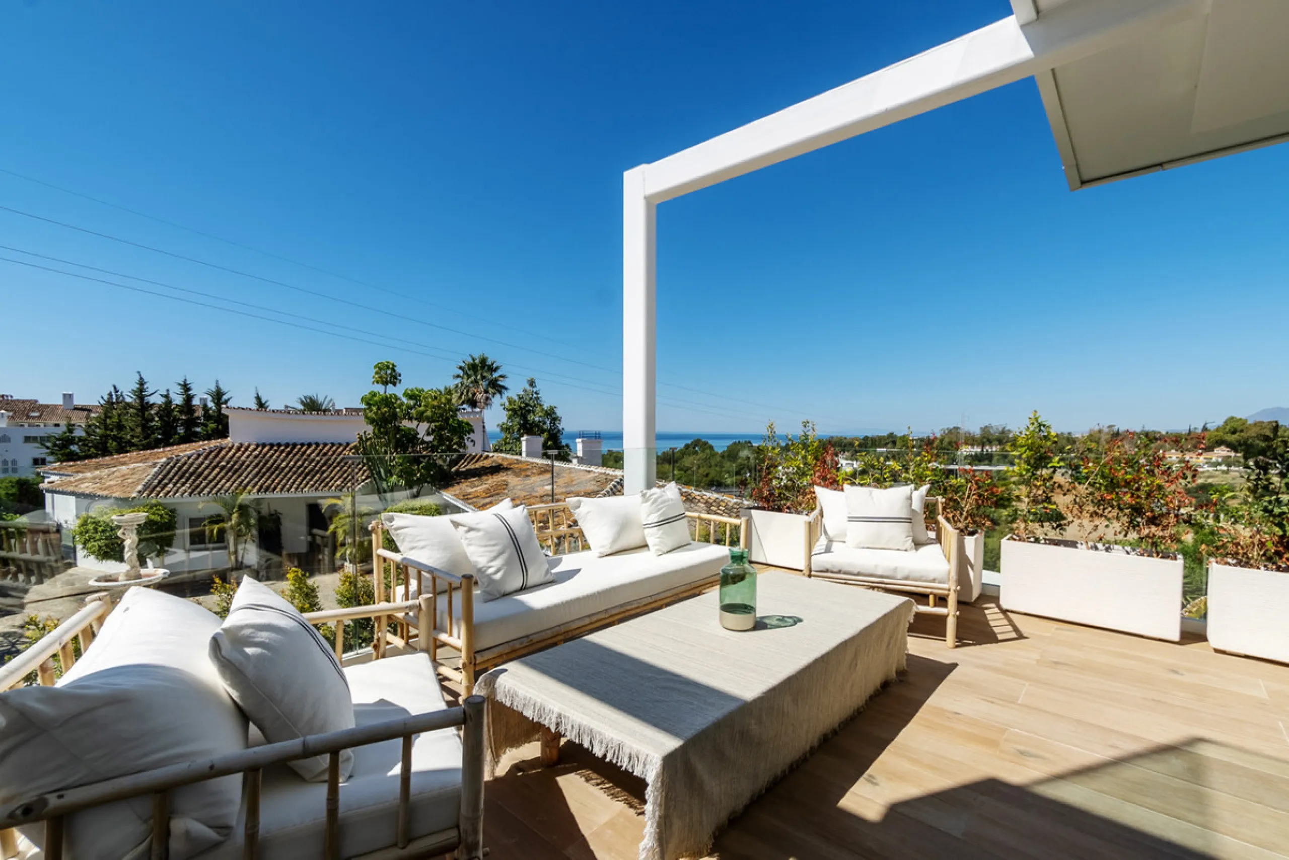 Discover luxury and exclusivity in stunning villa located in the prestigious Paseo de Los Jazmines, corner with Rosonva de Valdeolletas street, on the wonderful Costa del Sol. These eight architectural jewels offer unmatched views of the sea and the Monte