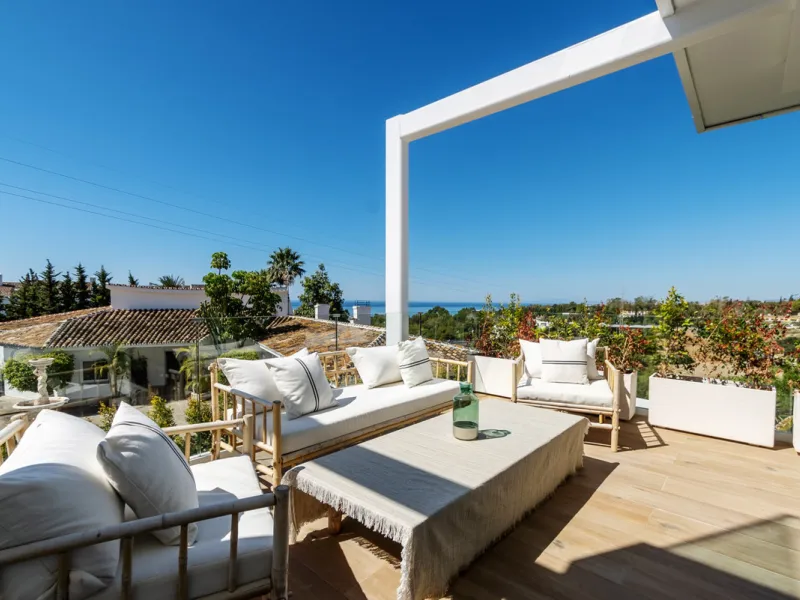 Discover luxury and exclusivity in stunning villa located in the prestigious Paseo de Los Jazmines, corner with Rosonva de Valdeolletas street, on the wonderful Costa del Sol. These eight architectural jewels offer unmatched views of the sea and the Monte