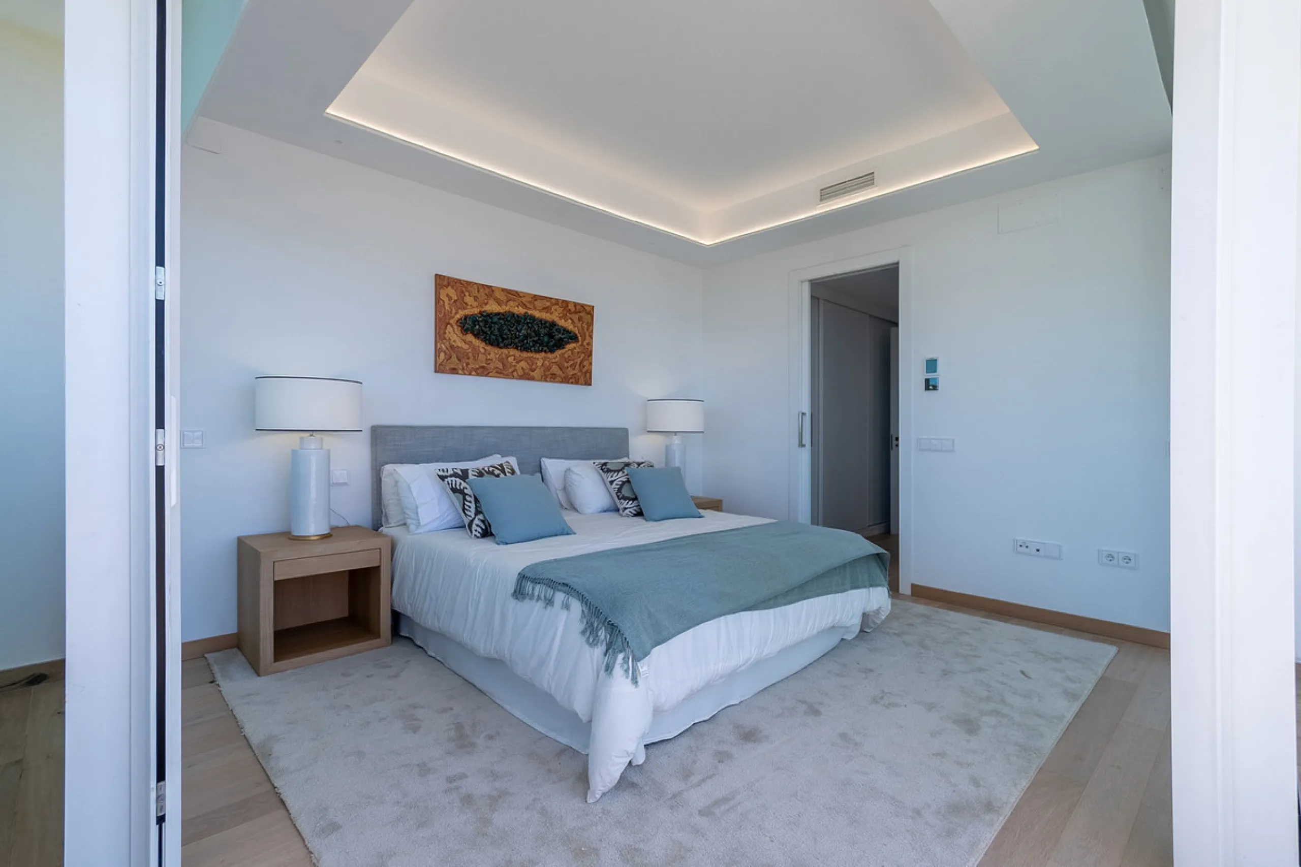 Discover luxury and exclusivity in stunning villa located in the prestigious Paseo de Los Jazmines, corner with Rosonva de Valdeolletas street, on the wonderful Costa del Sol. These eight architectural jewels offer unmatched views of the sea and the Monte