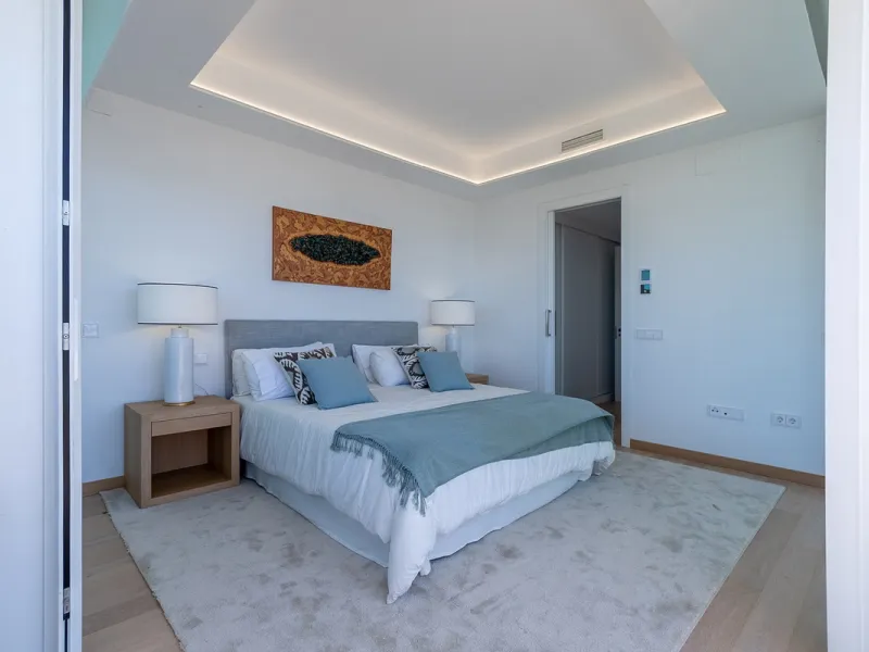 Discover luxury and exclusivity in stunning villa located in the prestigious Paseo de Los Jazmines, corner with Rosonva de Valdeolletas street, on the wonderful Costa del Sol. These eight architectural jewels offer unmatched views of the sea and the Monte