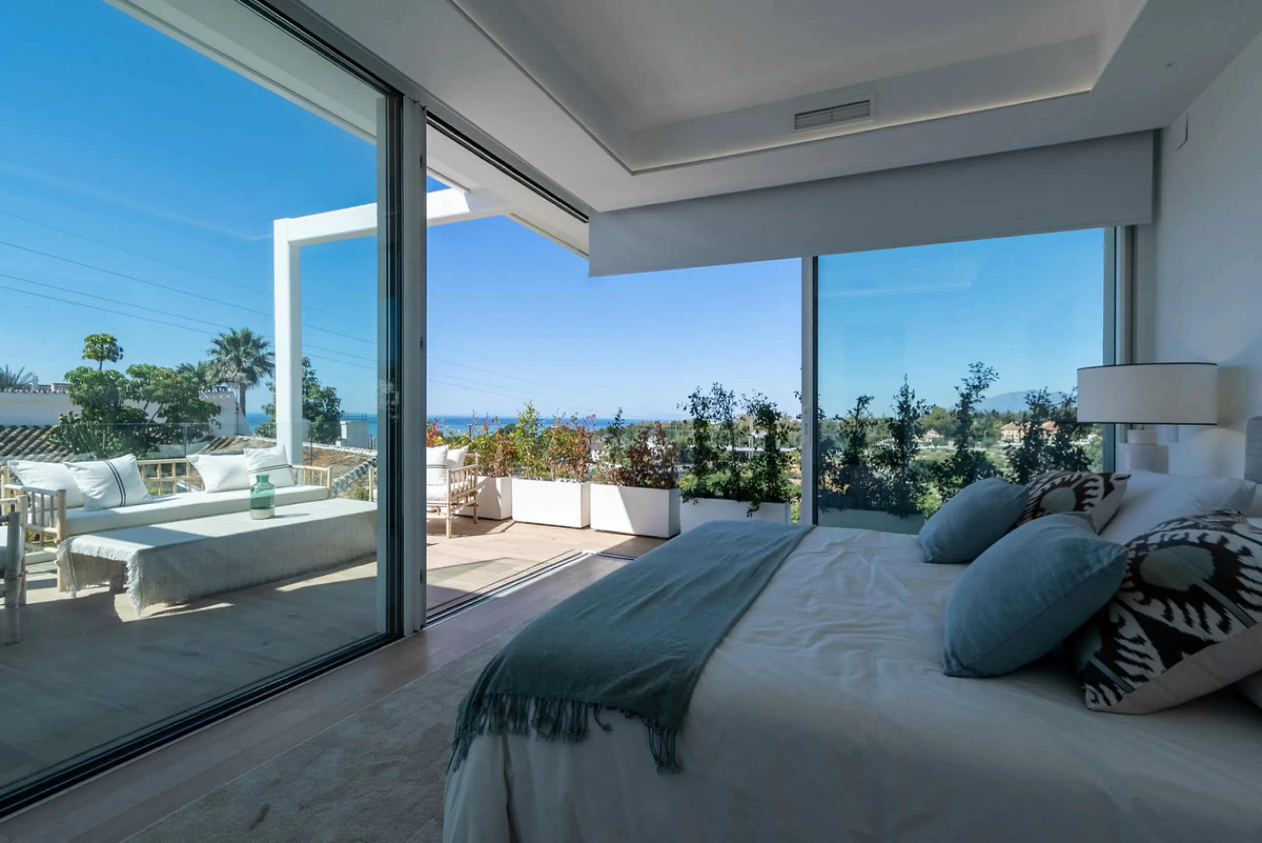 Discover luxury and exclusivity in stunning villa located in the prestigious Paseo de Los Jazmines, corner with Rosonva de Valdeolletas street, on the wonderful Costa del Sol. These eight architectural jewels offer unmatched views of the sea and the Monte