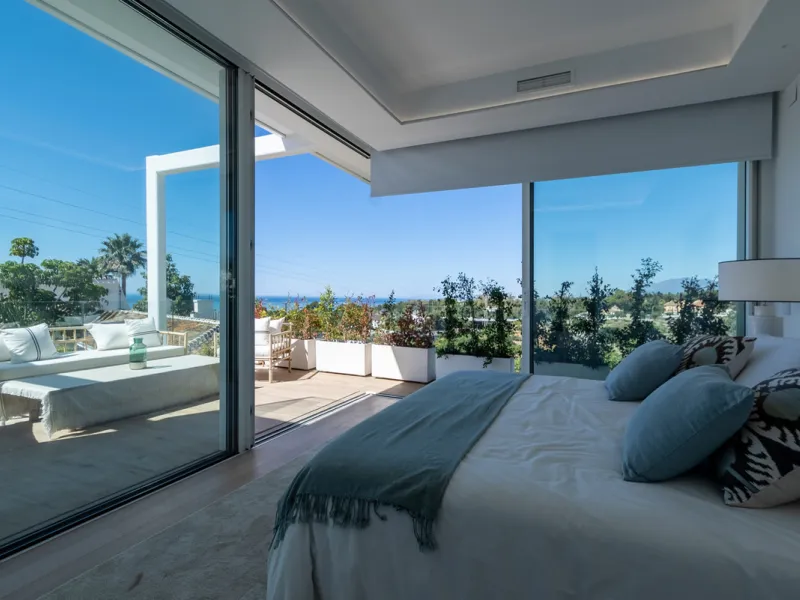 Discover luxury and exclusivity in stunning villa located in the prestigious Paseo de Los Jazmines, corner with Rosonva de Valdeolletas street, on the wonderful Costa del Sol. These eight architectural jewels offer unmatched views of the sea and the Monte