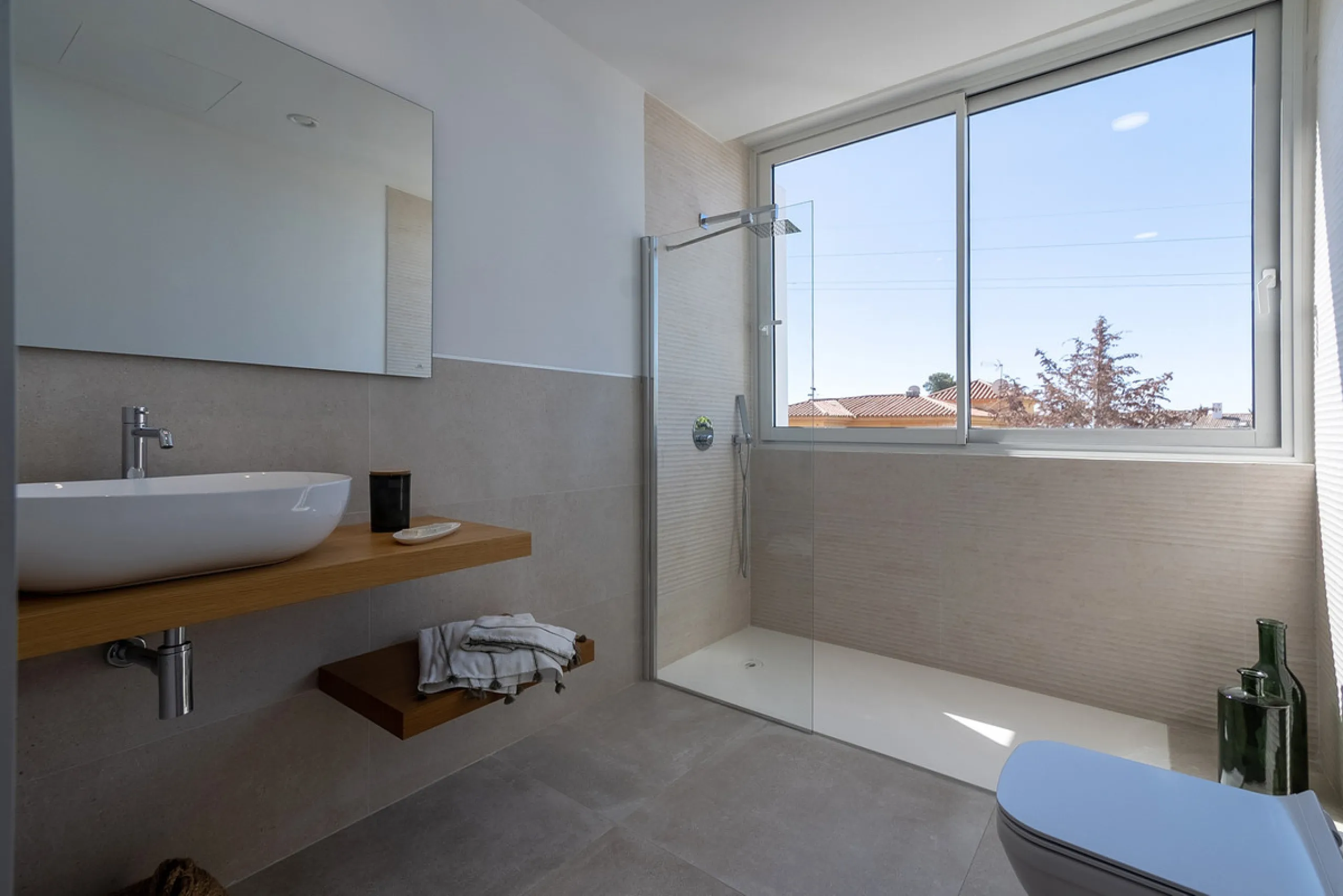 Discover luxury and exclusivity in stunning villa located in the prestigious Paseo de Los Jazmines, corner with Rosonva de Valdeolletas street, on the wonderful Costa del Sol. These eight architectural jewels offer unmatched views of the sea and the Monte
