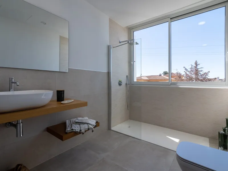 Discover luxury and exclusivity in stunning villa located in the prestigious Paseo de Los Jazmines, corner with Rosonva de Valdeolletas street, on the wonderful Costa del Sol. These eight architectural jewels offer unmatched views of the sea and the Monte