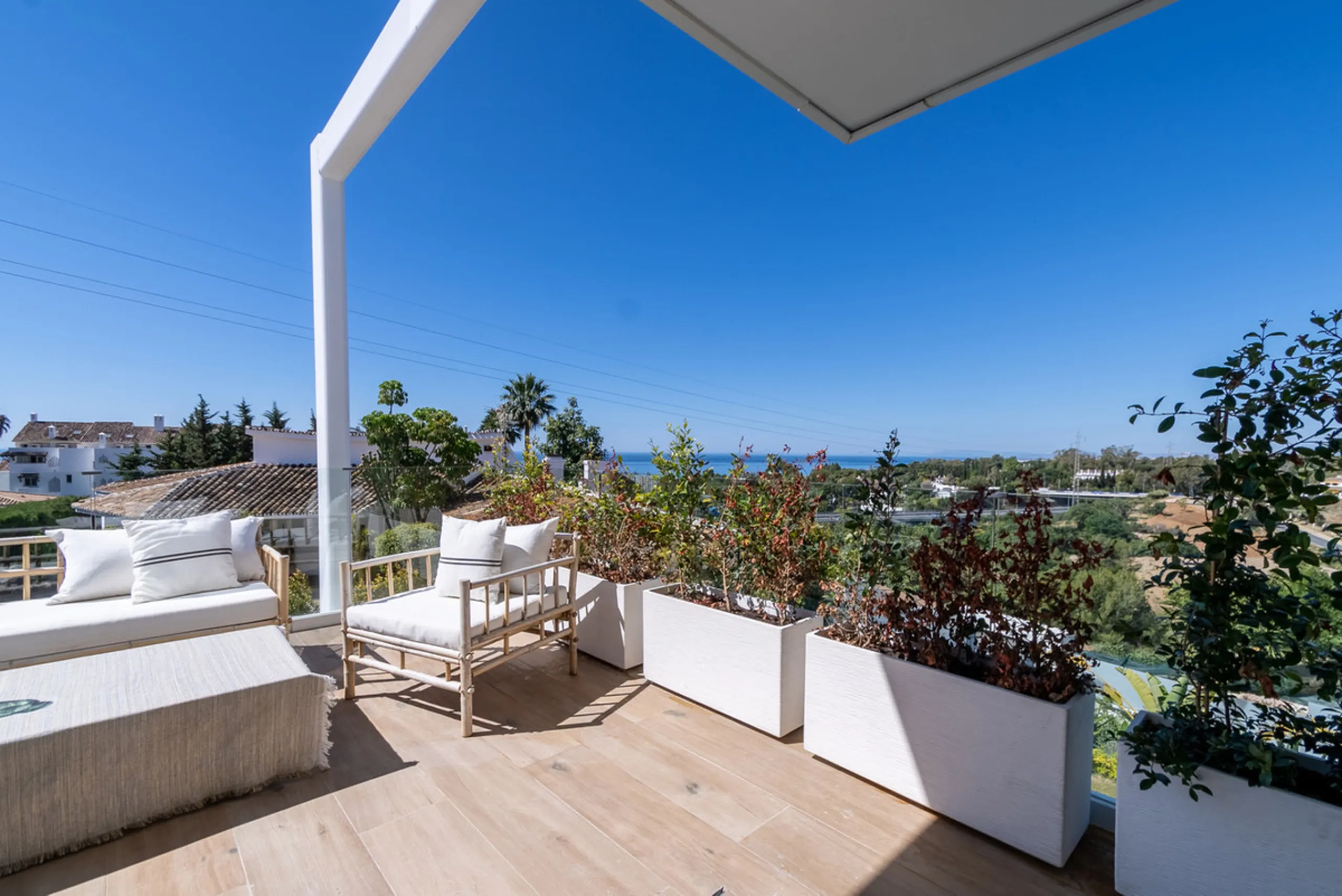 Discover luxury and exclusivity in stunning villa located in the prestigious Paseo de Los Jazmines, corner with Rosonva de Valdeolletas street, on the wonderful Costa del Sol. These eight architectural jewels offer unmatched views of the sea and the Monte