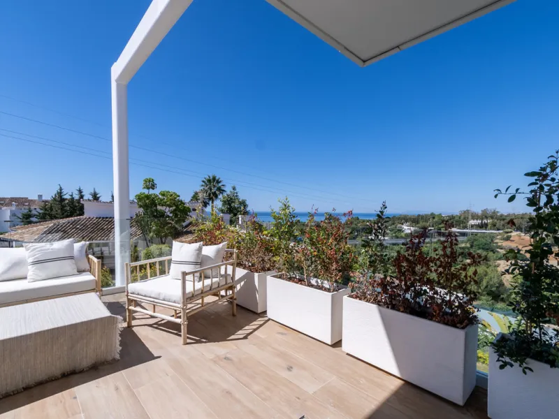 Discover luxury and exclusivity in stunning villa located in the prestigious Paseo de Los Jazmines, corner with Rosonva de Valdeolletas street, on the wonderful Costa del Sol. These eight architectural jewels offer unmatched views of the sea and the Monte