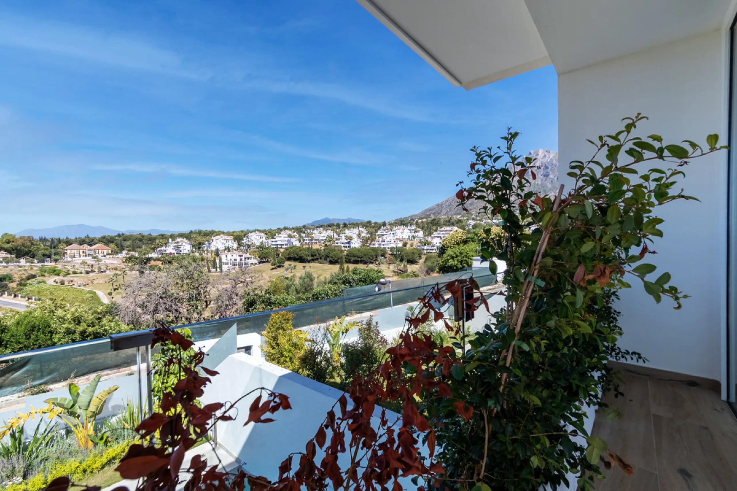 Discover luxury and exclusivity in stunning villa located in the prestigious Paseo de Los Jazmines, corner with Rosonva de Valdeolletas street, on the wonderful Costa del Sol. These eight architectural jewels offer unmatched views of the sea and the Monte