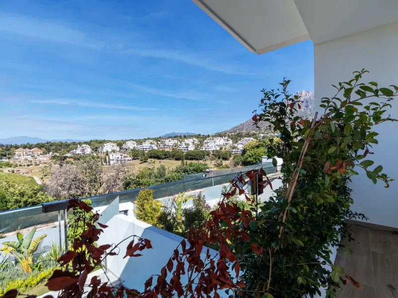 Discover luxury and exclusivity in stunning villa located in the prestigious Paseo de Los Jazmines, corner with Rosonva de Valdeolletas street, on the wonderful Costa del Sol. These eight architectural jewels offer unmatched views of the sea and the Monte