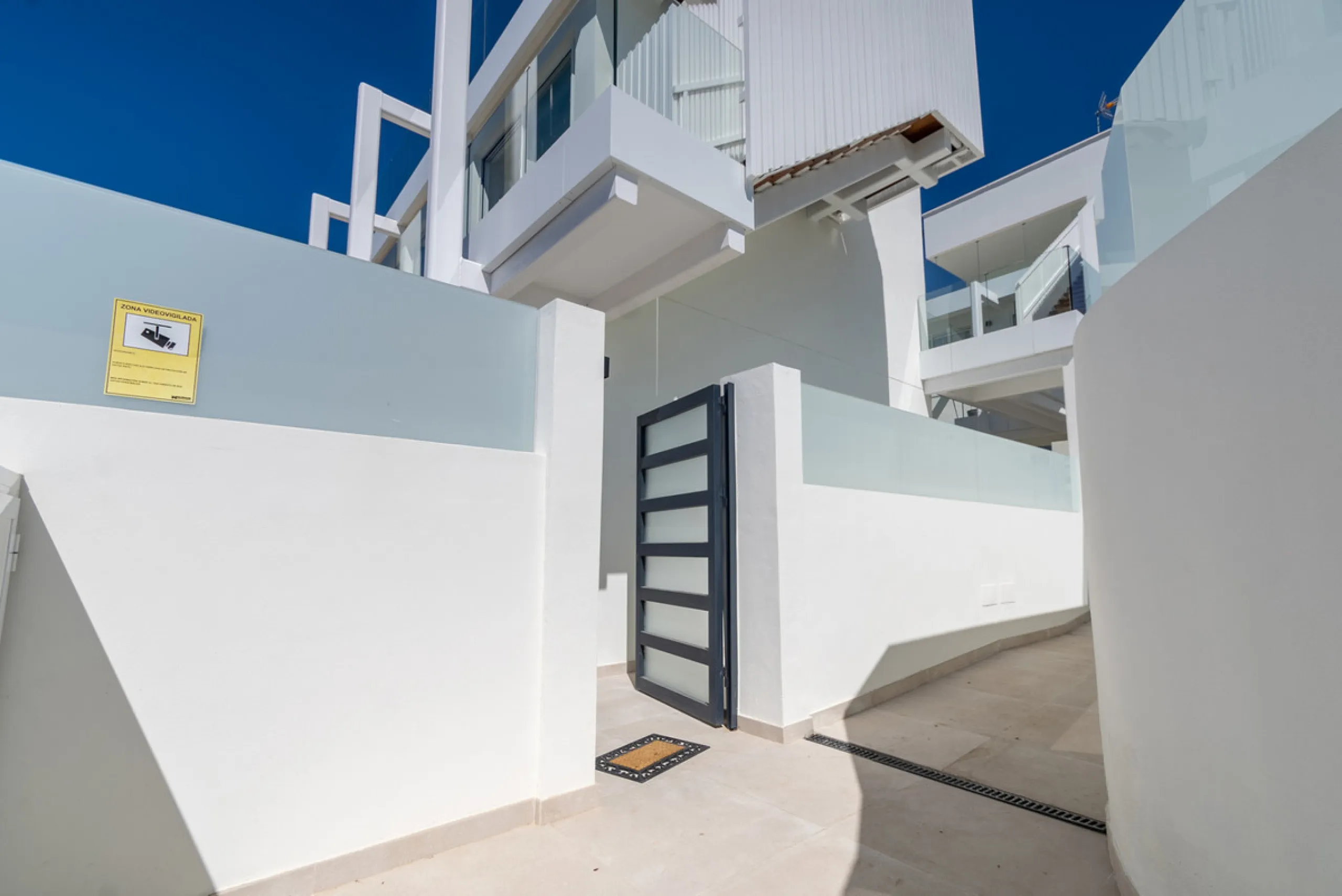 Discover luxury and exclusivity in stunning villa located in the prestigious Paseo de Los Jazmines, corner with Rosonva de Valdeolletas street, on the wonderful Costa del Sol. These eight architectural jewels offer unmatched views of the sea and the Monte