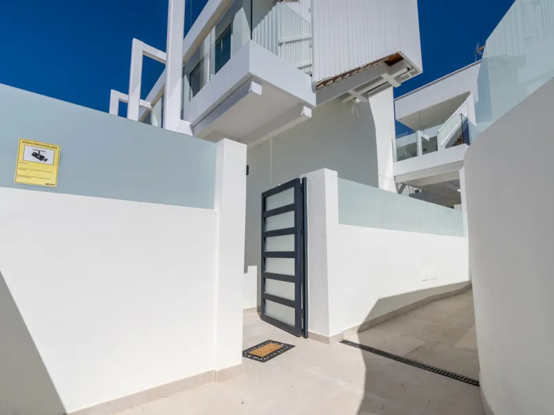 Discover luxury and exclusivity in stunning villa located in the prestigious Paseo de Los Jazmines, corner with Rosonva de Valdeolletas street, on the wonderful Costa del Sol. These eight architectural jewels offer unmatched views of the sea and the Monte