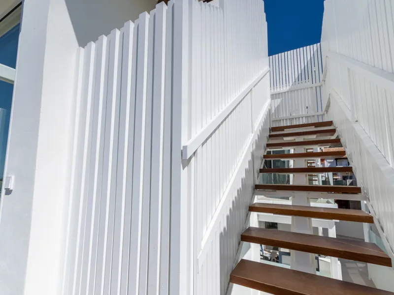 Discover luxury and exclusivity in stunning villa located in the prestigious Paseo de Los Jazmines, corner with Rosonva de Valdeolletas street, on the wonderful Costa del Sol. These eight architectural jewels offer unmatched views of the sea and the Monte