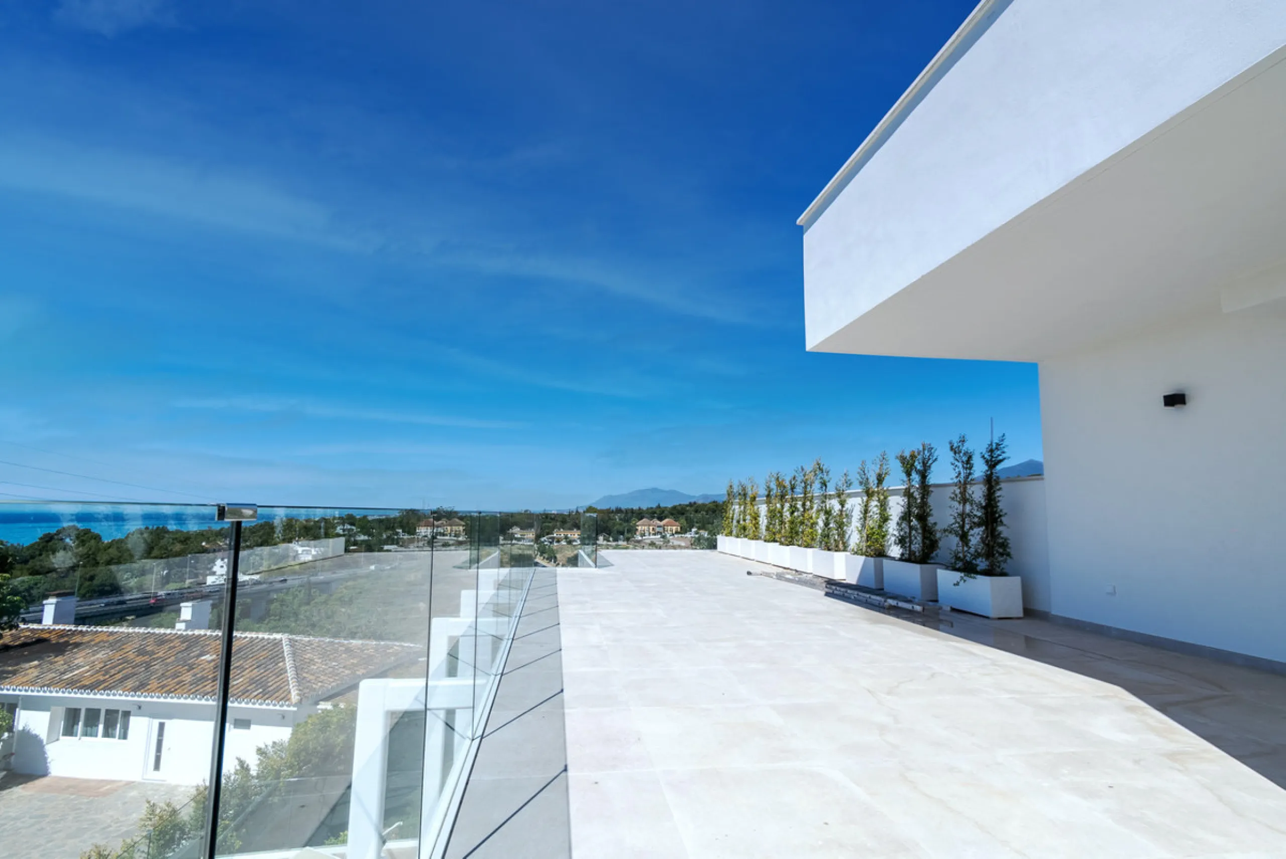 Discover luxury and exclusivity in stunning villa located in the prestigious Paseo de Los Jazmines, corner with Rosonva de Valdeolletas street, on the wonderful Costa del Sol. These eight architectural jewels offer unmatched views of the sea and the Monte