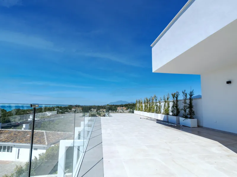 Discover luxury and exclusivity in stunning villa located in the prestigious Paseo de Los Jazmines, corner with Rosonva de Valdeolletas street, on the wonderful Costa del Sol. These eight architectural jewels offer unmatched views of the sea and the Monte