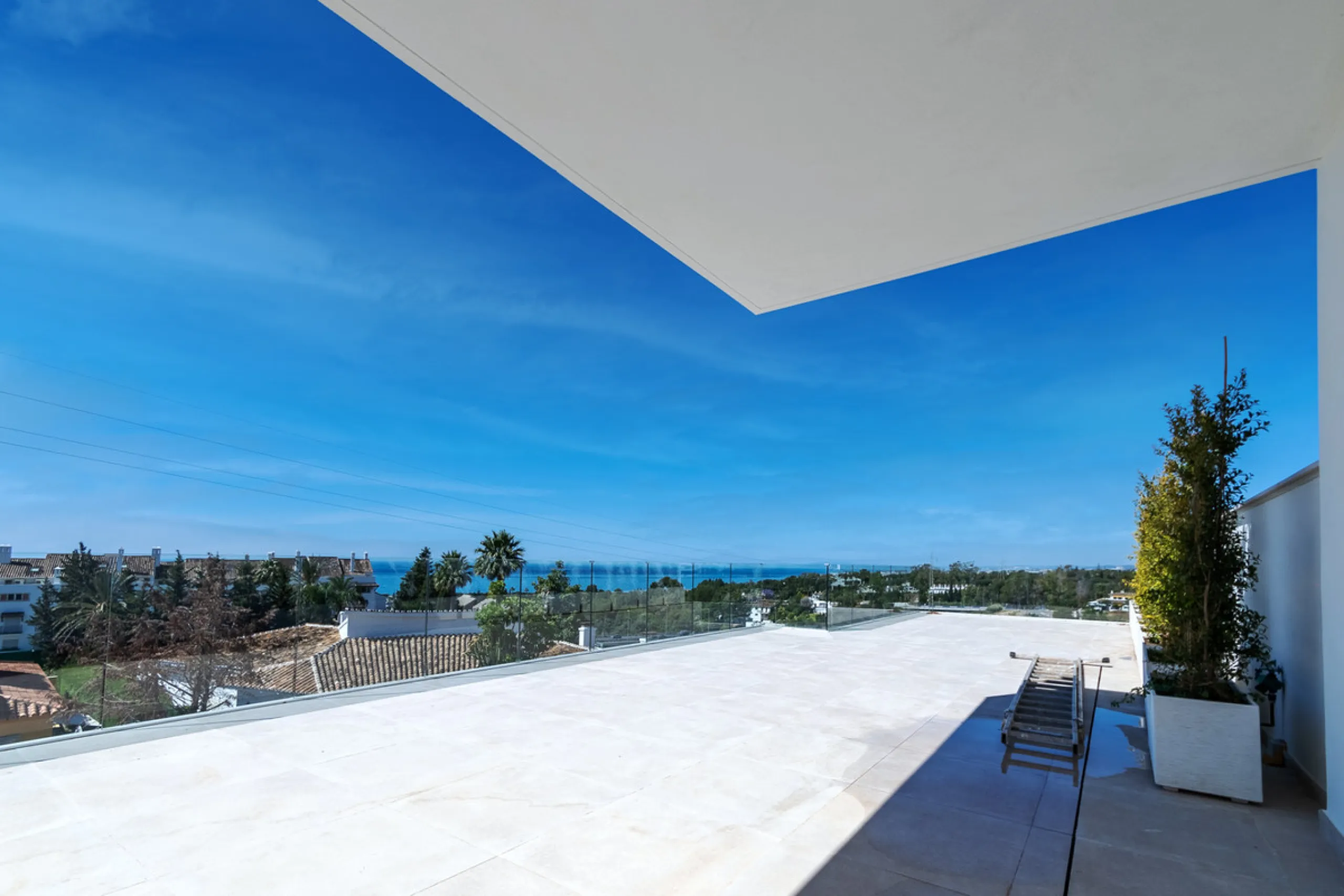 Discover luxury and exclusivity in stunning villa located in the prestigious Paseo de Los Jazmines, corner with Rosonva de Valdeolletas street, on the wonderful Costa del Sol. These eight architectural jewels offer unmatched views of the sea and the Monte