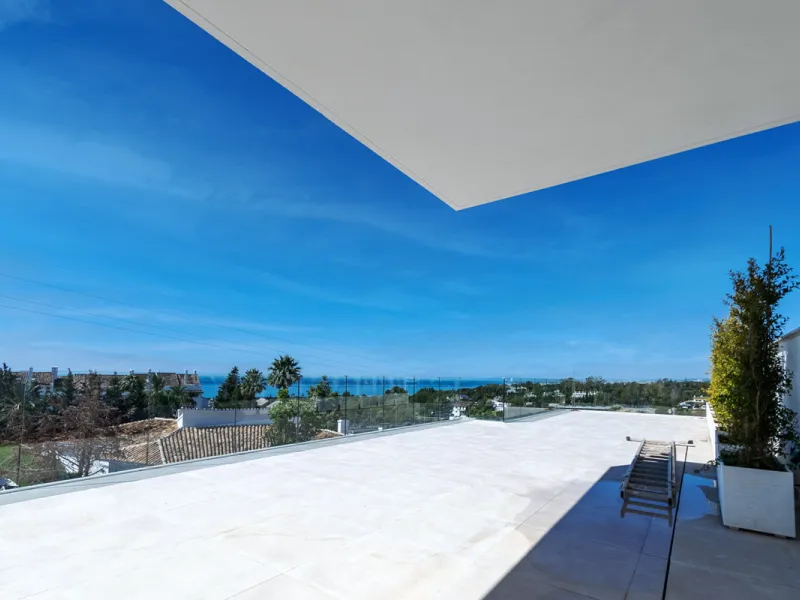 Discover luxury and exclusivity in stunning villa located in the prestigious Paseo de Los Jazmines, corner with Rosonva de Valdeolletas street, on the wonderful Costa del Sol. These eight architectural jewels offer unmatched views of the sea and the Monte